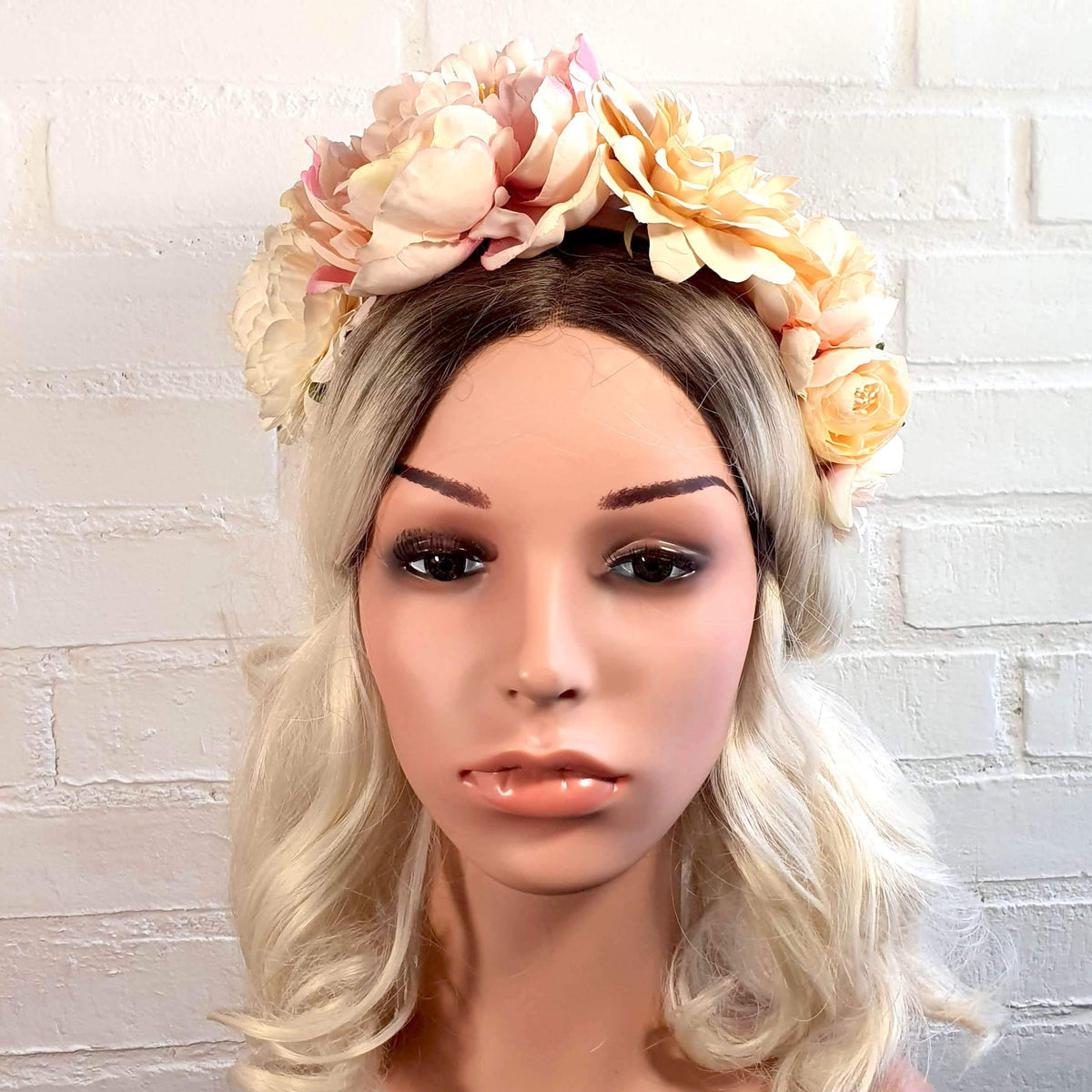 Blomsterkrone med de smukkeste blomster i blush og elfenben - Hårpynt med blomster og perler til bryllup, konfirmation og fest