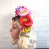 Stor blomsterkrone i stærke farver - Hårpynt med blomster og perler til bryllup, konfirmation og fest