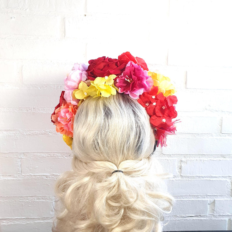 Stor blomsterkrone i stærke farver - Hårpynt med blomster og perler til bryllup, konfirmation og fest