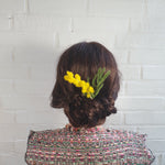 Hårnål med gul mimose - Hårpynt med blomster og perler til bryllup, konfirmation og fest