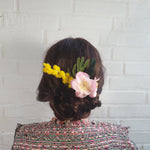 Hårnål med gul mimose - Hårpynt med blomster og perler til bryllup, konfirmation og fest