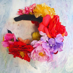Stor blomsterkrone i stærke farver - Hårpynt med blomster og perler til bryllup, konfirmation og fest