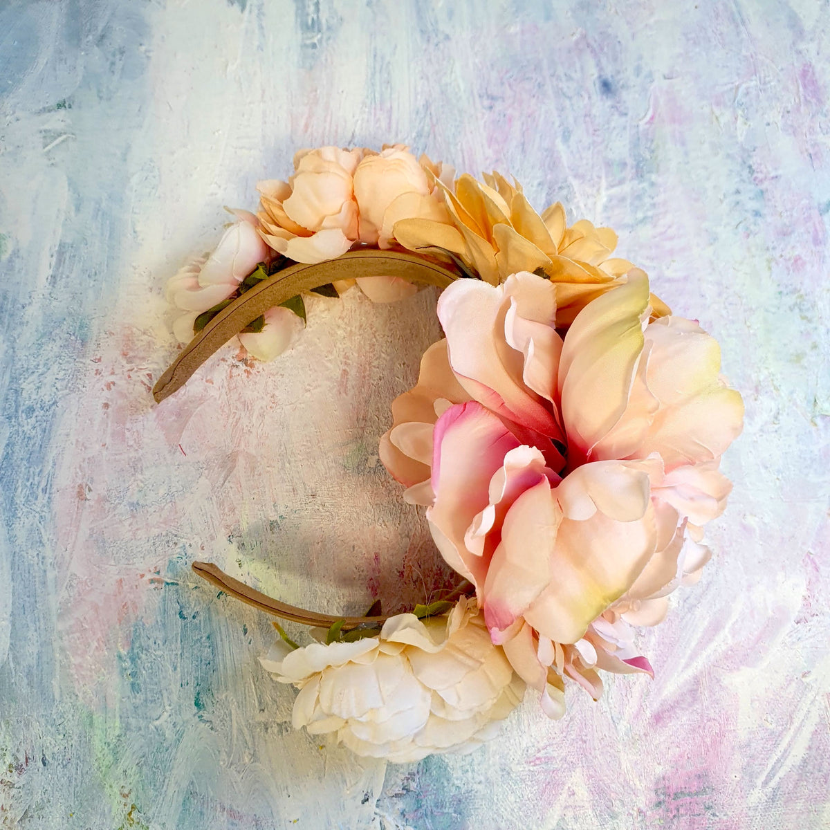 Blomsterkrone med de smukkeste blomster i blush og elfenben - Hårpynt med blomster og perler til bryllup, konfirmation og fest