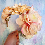 Blomsterkrone med de smukkeste blomster i blush og elfenben - Hårpynt med blomster og perler til bryllup, konfirmation og fest