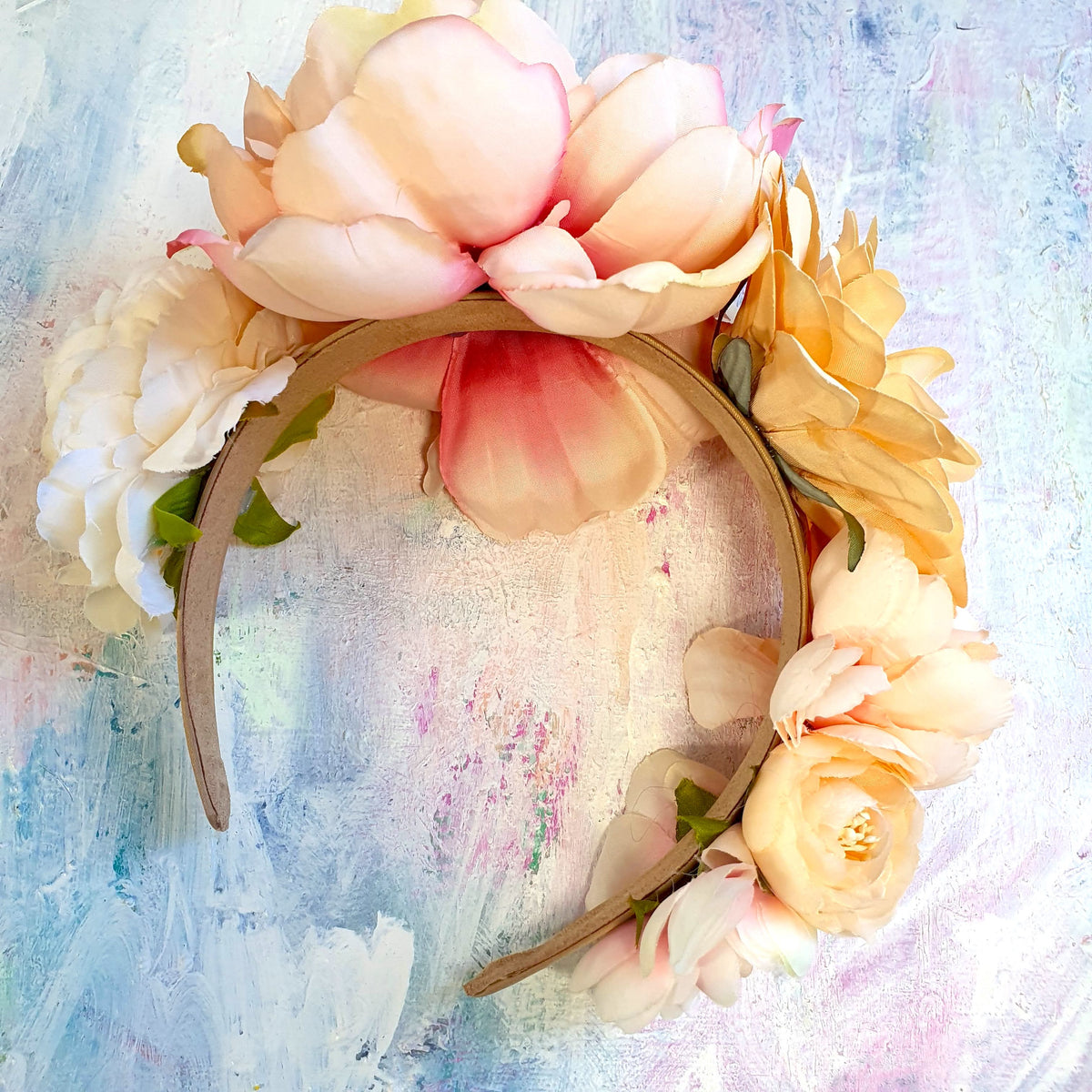 Blomsterkrone med de smukkeste blomster i blush og elfenben - Hårpynt med blomster og perler til bryllup, konfirmation og fest