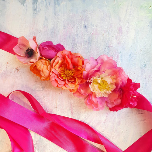 Blomsterbælte i pink farver - Hårpynt med blomster og perler til bryllup, konfirmation og fest
