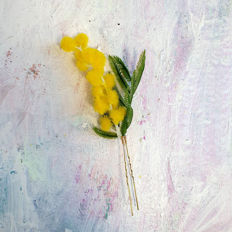 Hårnål med gul mimose - Hårpynt med blomster og perler til bryllup, konfirmation og fest