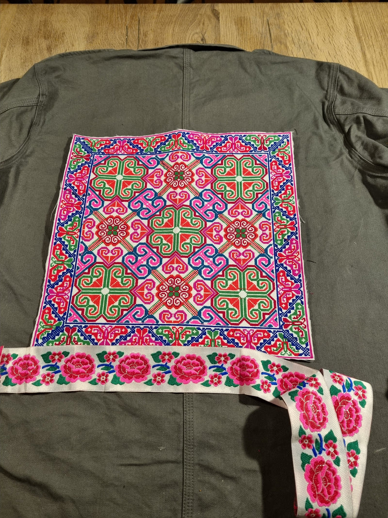 Fantastisk broderet stofstykke - Hårpynt med blomster og perler til bryllup, konfirmation og fest