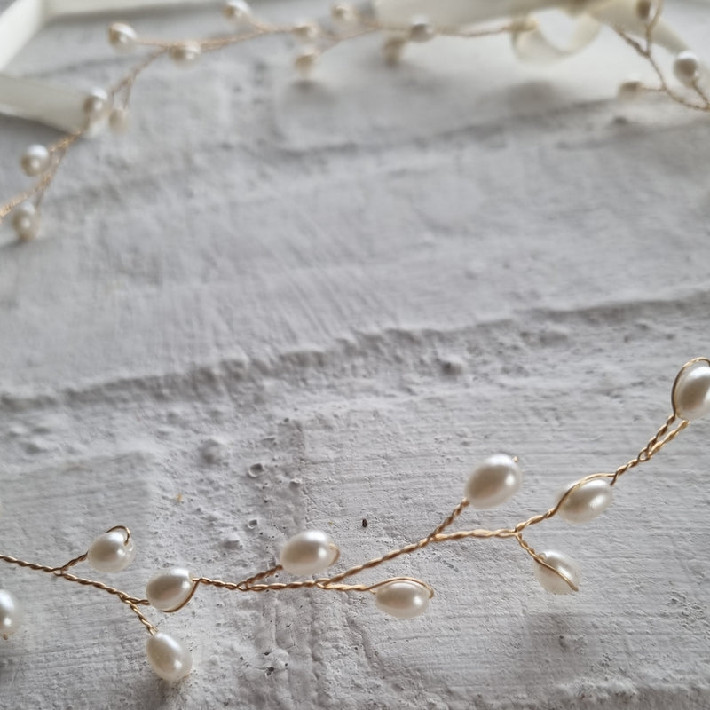 Helt enkelt hårbånd med perler - Hårpynt med blomster og perler til bryllup, konfirmation og fest