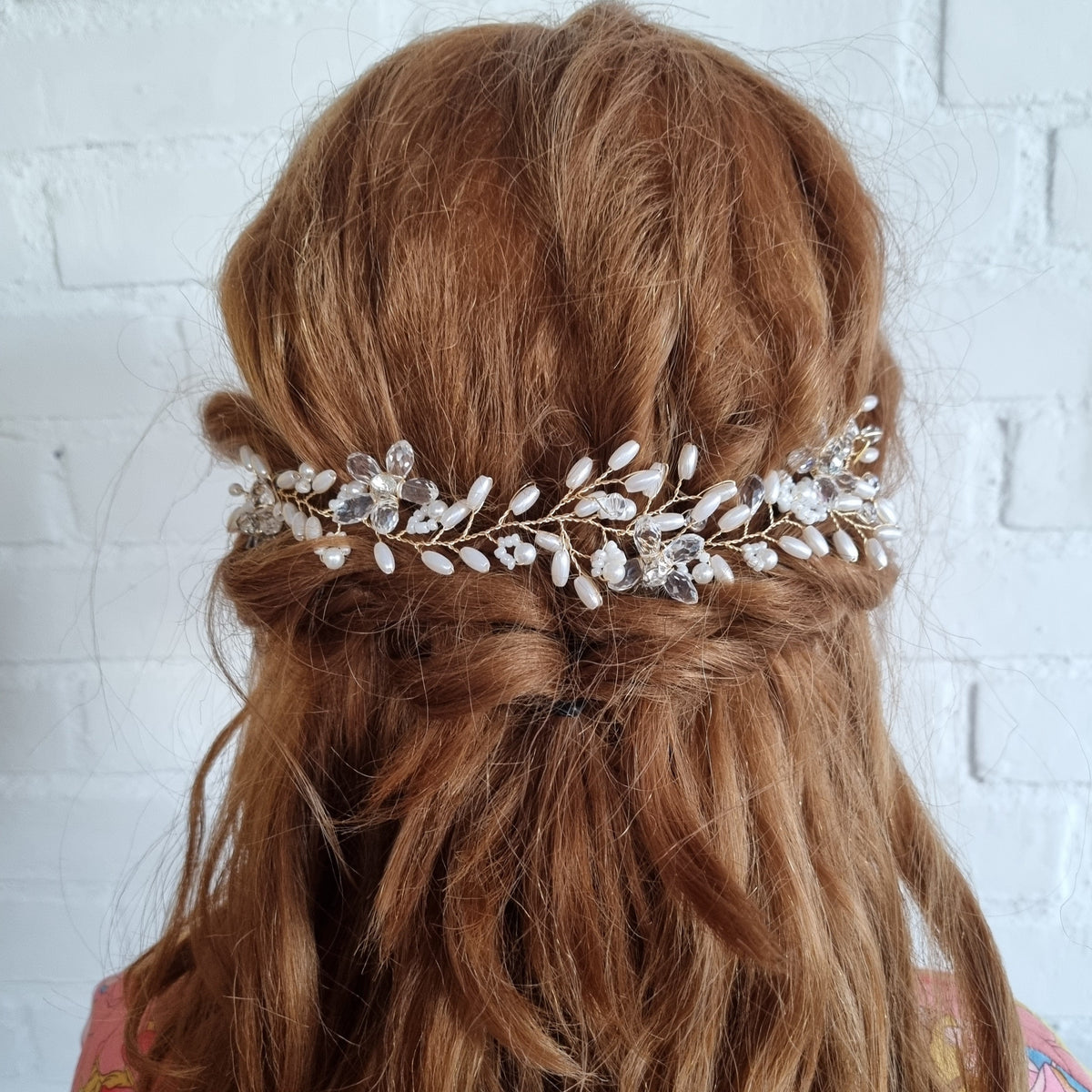 Enkelt og fint hårsmykke med mange muligheder - Hårpynt med blomster og perler til bryllup, konfirmation og fest