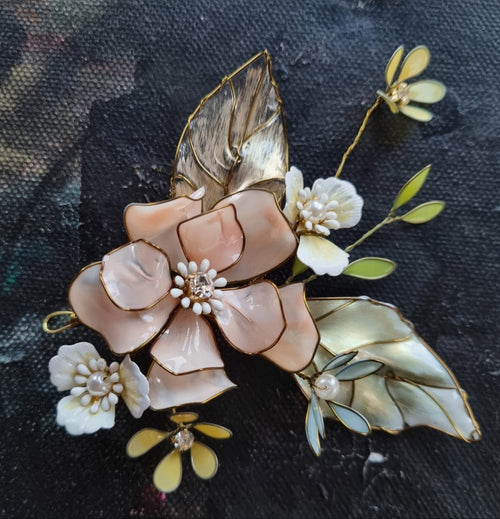 Skønt lille blomstersmykke - Hårpynt med blomster og perler til bryllup, konfirmation og fest
