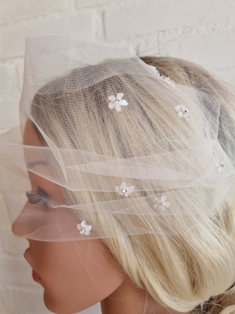 Birdcage slør - Hårpynt med blomster og perler til bryllup, konfirmation og fest
