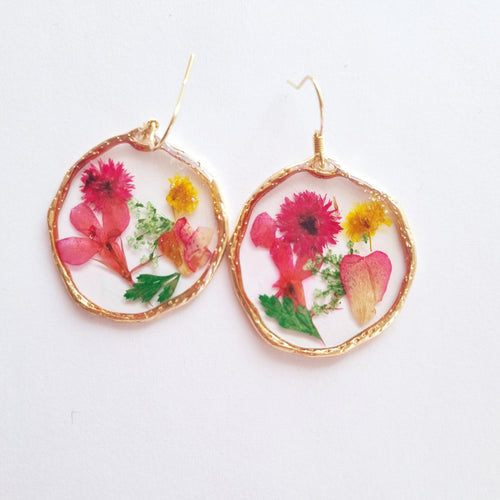 Søde øreringe med pink blomster - Hårpynt med blomster og perler til bryllup, konfirmation og fest