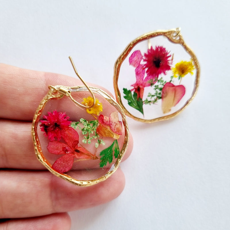 Søde øreringe med pink blomster - Hårpynt med blomster og perler til bryllup, konfirmation og fest