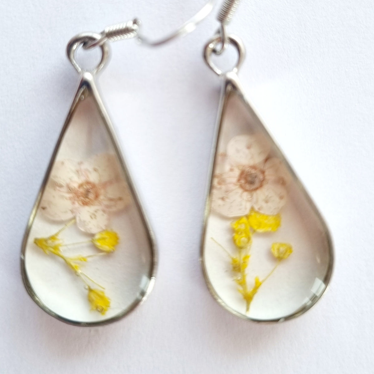 Yndige øreringe med tørrede blomster - Hårpynt med blomster og perler til bryllup, konfirmation og fest