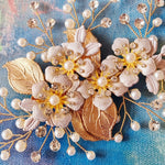 Fin stort hårspænde med blomster i rosegold - Hårpynt med blomster og perler til bryllup, konfirmation og fest