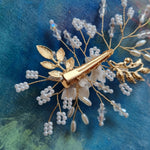 Sødt spænde med hvide detaljer - Hårpynt med blomster og perler til bryllup, konfirmation og fest