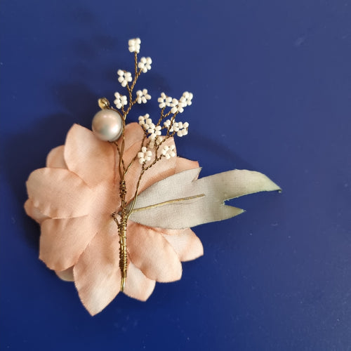 Den fineste pynt med stofblomst - Hårpynt med blomster og perler til bryllup, konfirmation og fest