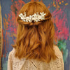 Smukt hårsmykke med de fineste detaljer - Hårpynt med blomster og perler til bryllup, konfirmation og fest