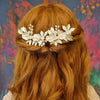 Smukt hårsmykke med de fineste detaljer - Hårpynt med blomster og perler til bryllup, konfirmation og fest
