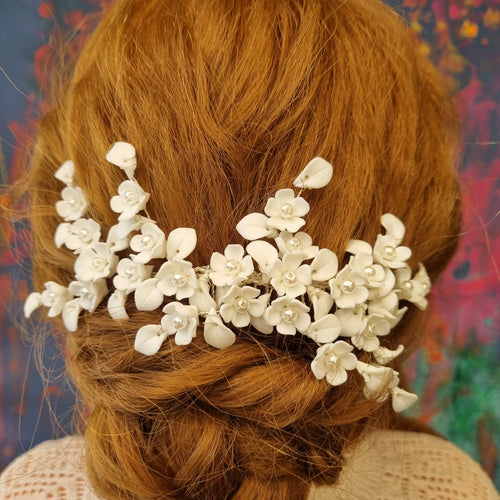 Fantastisk hårkam med porcelænsblomster - Hårpynt med blomster og perler til bryllup, konfirmation og fest