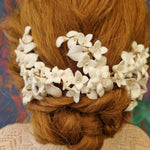 Fantastisk hårsmykke med porcelænsblomster - Hårpynt med blomster og perler til bryllup, konfirmation og fest
