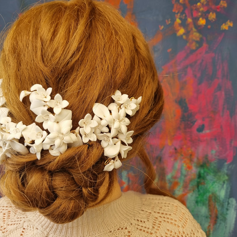 Fantastisk hårsmykke med porcelænsblomster - Hårpynt med blomster og perler til bryllup, konfirmation og fest