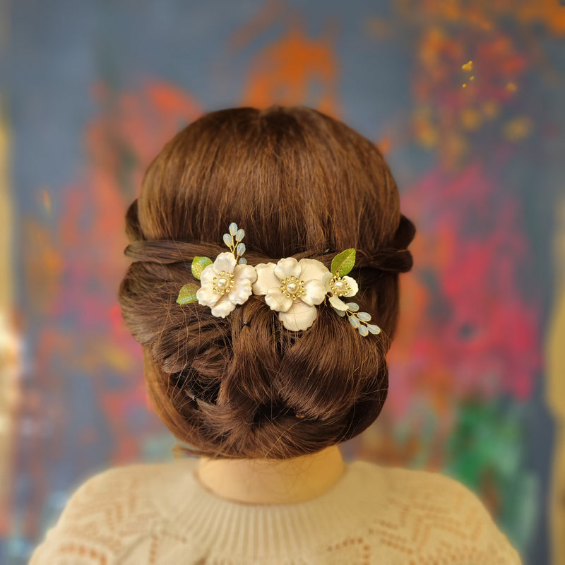 Fin kam med blomst i metal - Hårpynt med blomster og perler til bryllup, konfirmation og fest