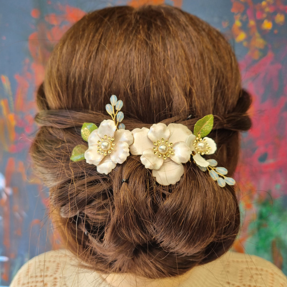 Fin kam med blomst i metal - Hårpynt med blomster og perler til bryllup, konfirmation og fest