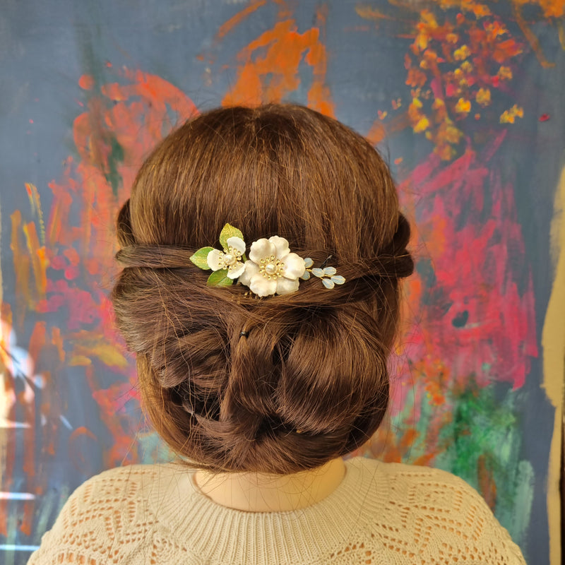 Romantisk lille kam med blomst i metal - Hårpynt med blomster og perler til bryllup, konfirmation og fest