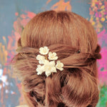 Den smukkeste hårnål med små blomster i porcelæn - Hårpynt med blomster og perler til bryllup, konfirmation og fest