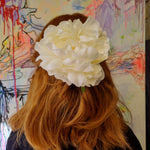Stor hvid pæon - Hårpynt med blomster og perler til bryllup, konfirmation og fest
