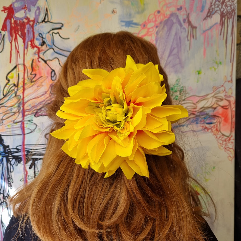 Stor dahlia i gul - Hårpynt med blomster og perler til bryllup, konfirmation og fest