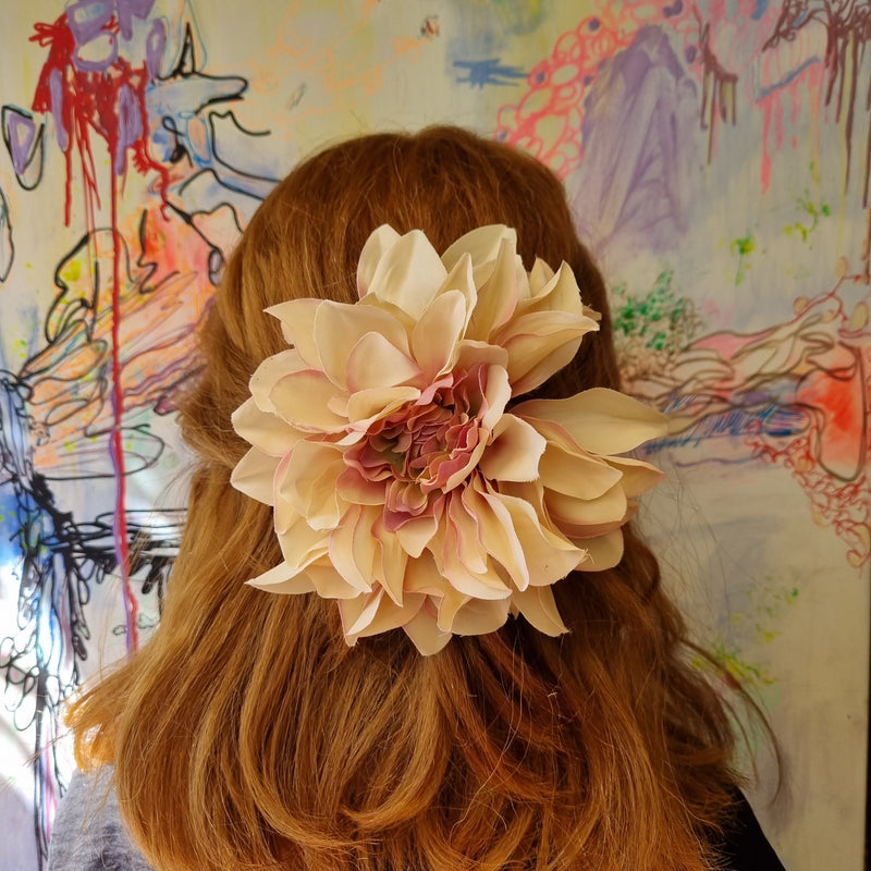 Stor dahlia i creme og pink - Hårpynt med blomster og perler til bryllup, konfirmation og fest