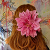 Stor pink dahlia - Hårpynt med blomster og perler til bryllup, konfirmation og fest