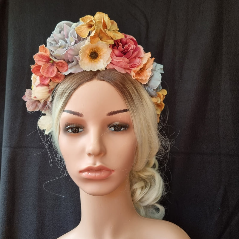 Den smukkeste krone i dæmpede bløde farver - Hårpynt med blomster og perler til bryllup, konfirmation og fest