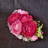 Fantastisk over the top fascinator i mørk pink - Hårpynt med blomster og perler til bryllup, konfirmation og fest
