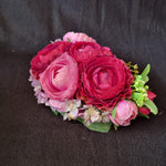 Fantastisk over the top fascinator i mørk pink - Hårpynt med blomster og perler til bryllup, konfirmation og fest