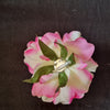 Stor pæon i hvid og pink - Hårpynt med blomster og perler til bryllup, konfirmation og fest