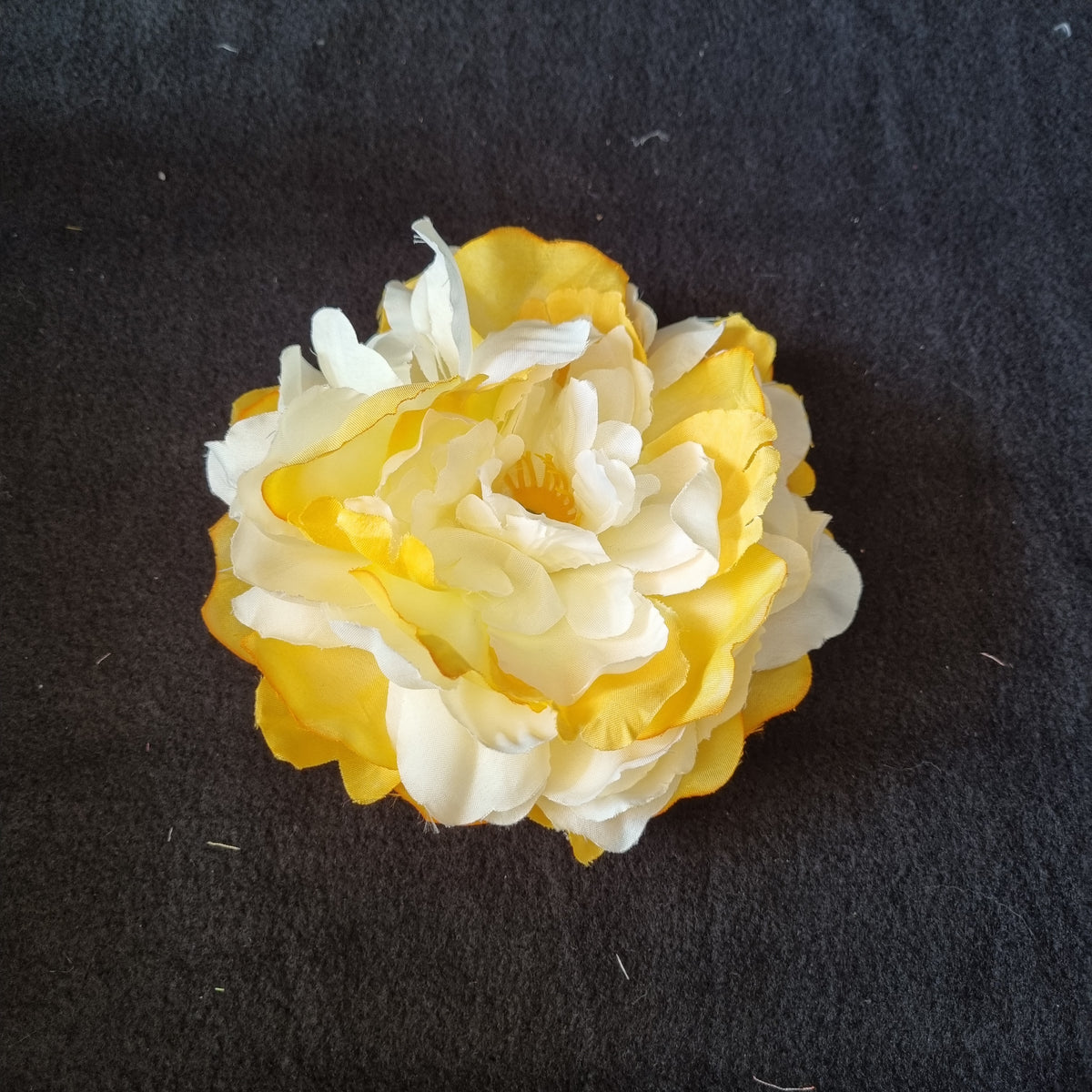 Stor gul og hvid pæon - Hårpynt med blomster og perler til bryllup, konfirmation og fest