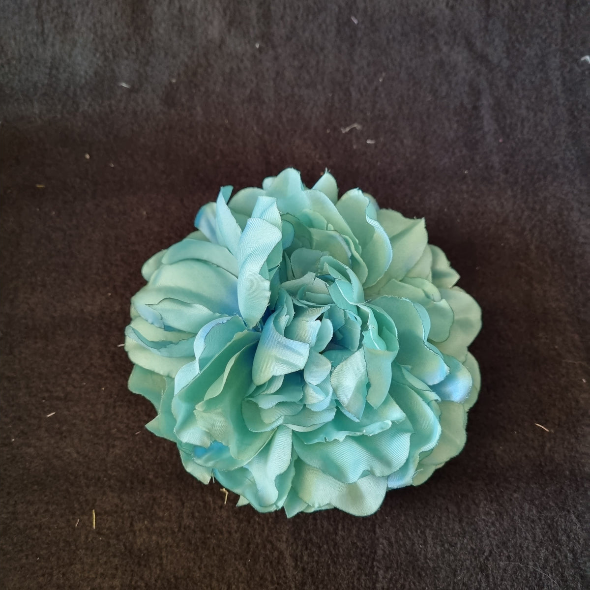 Stor grønblå pæon - Hårpynt med blomster og perler til bryllup, konfirmation og fest
