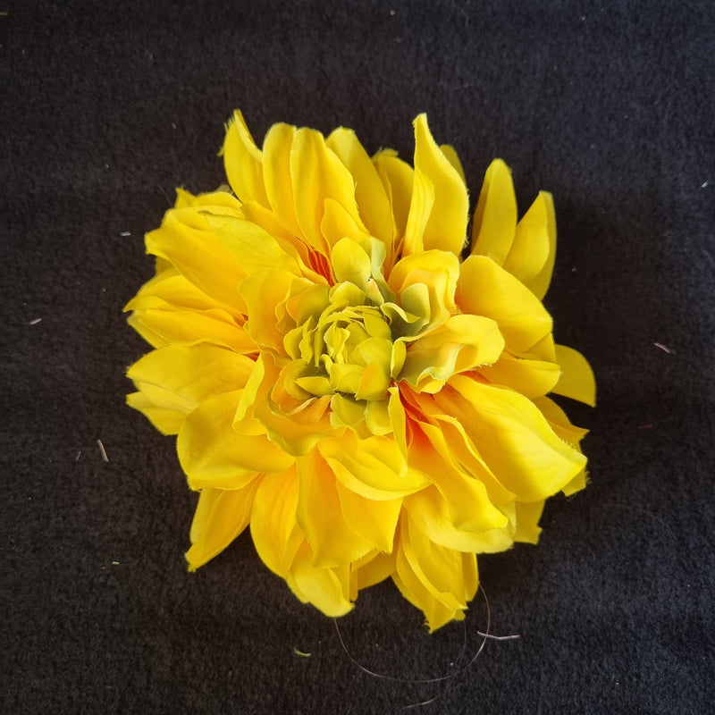 Stor dahlia i gul - Hårpynt med blomster og perler til bryllup, konfirmation og fest
