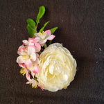Blomsterspænde med hvid blomst og æbleblomster - Hårpynt med blomster og perler til bryllup, konfirmation og fest