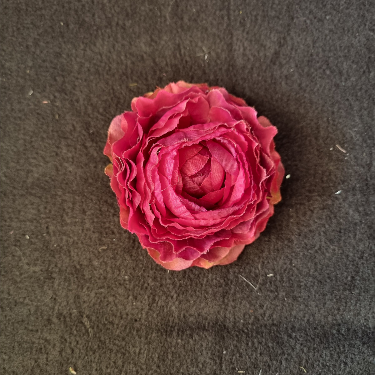 Smuk pæon i mørk rosa - Hårpynt med blomster og perler til bryllup, konfirmation og fest