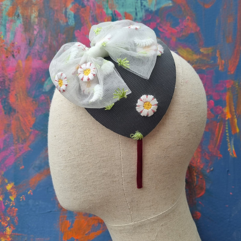 Fin lille fascinator med sløjfe - Hårpynt med blomster og perler til bryllup, konfirmation og fest