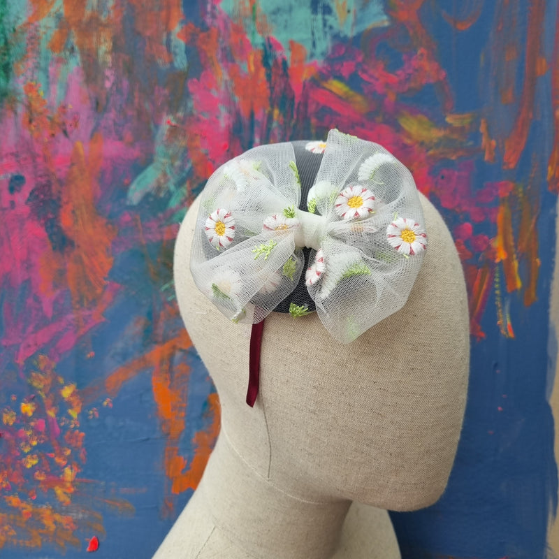 Fin lille fascinator med sløjfe - Hårpynt med blomster og perler til bryllup, konfirmation og fest