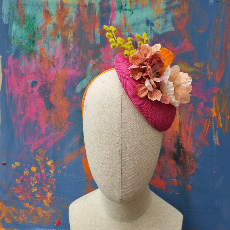 Pink hat med blomster - Hårpynt med blomster og perler til bryllup, konfirmation og fest