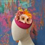 Pink hat med blomster - Hårpynt med blomster og perler til bryllup, konfirmation og fest