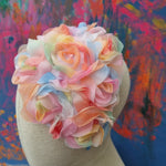 Fantastisk håndlavet fascinator i pastelfarver - Hårpynt med blomster og perler til bryllup, konfirmation og fest