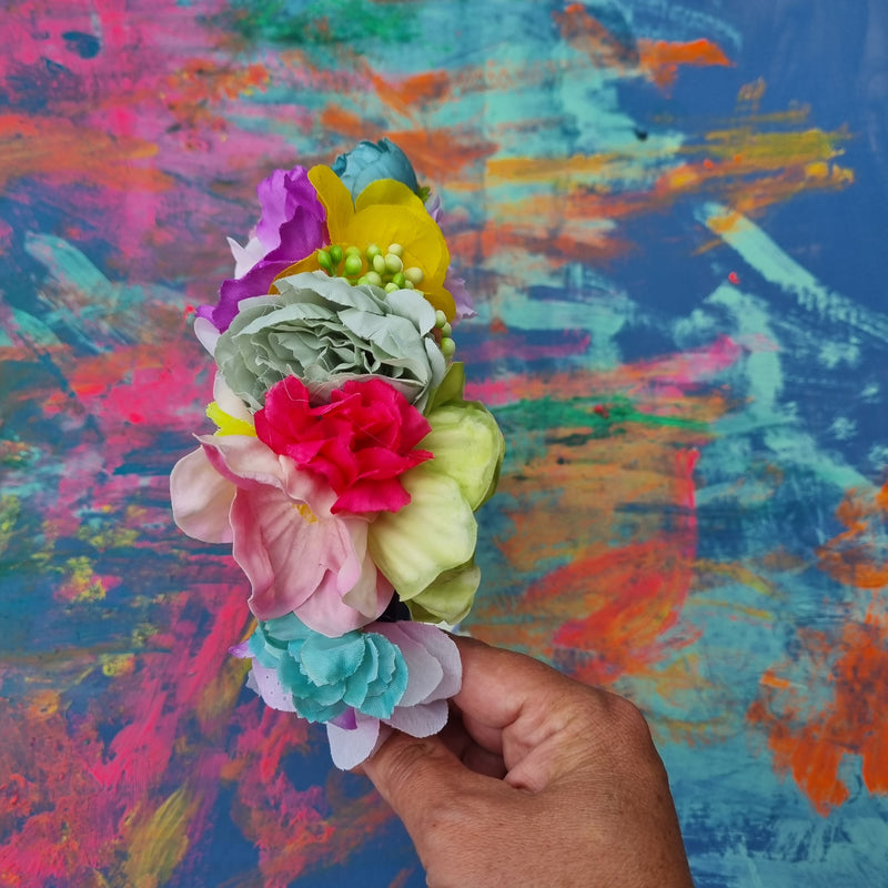 Lav din egen blomsterkrone i skønne farver - Hårpynt med blomster og perler til bryllup, konfirmation og fest